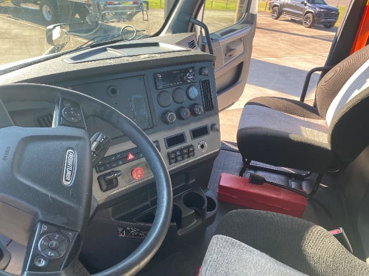 2020 Freightliner Cascadia in Knoxville, TN — photo 10