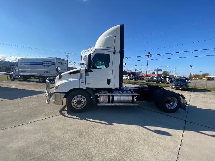 2020 Freightliner Cascadia in Knoxville, TN — photo 4
