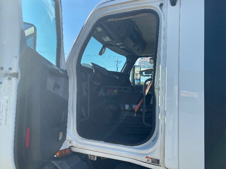 2020 Freightliner Cascadia in Knoxville, TN — photo 9