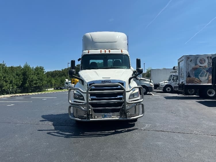 2020 Freightliner Cascadia in Lithia Springs, GA — photo 2