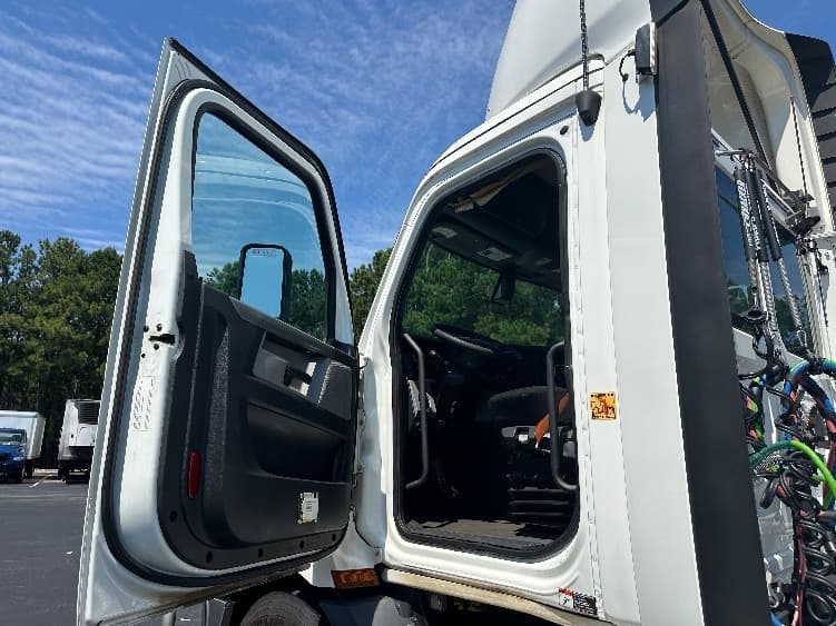 2020 Freightliner Cascadia in Lithia Springs, GA — photo 9