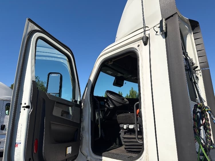 2020 Freightliner Cascadia in Lithia Springs, GA — photo 9