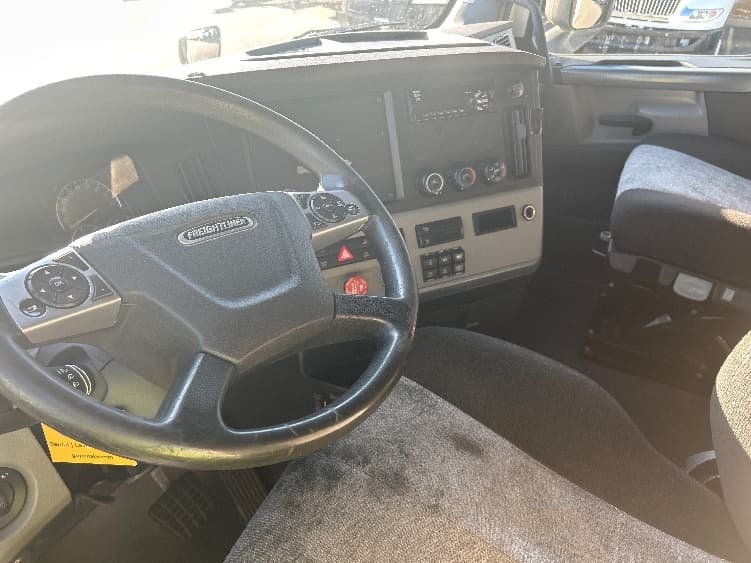 2021 Freightliner Cascadia in West Sacramento, CA — photo 10