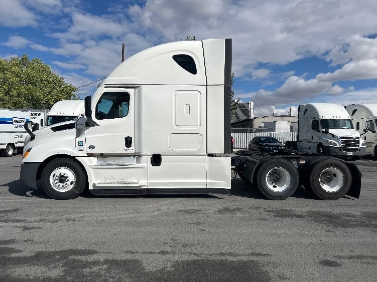 2021 Freightliner Cascadia in West Sacramento, CA — photo 4