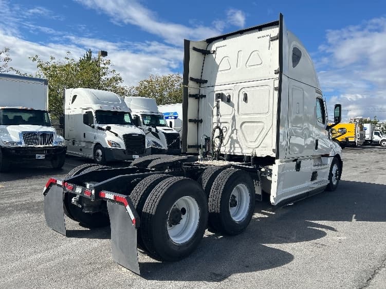 2021 Freightliner Cascadia in West Sacramento, CA — photo 7