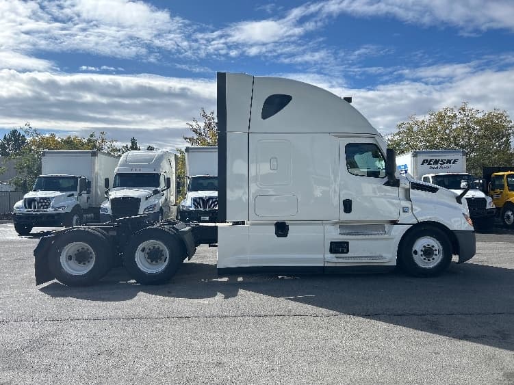 2021 Freightliner Cascadia in West Sacramento, CA — photo 8