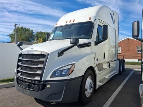 2021 Freightliner Cascadia in Dayton, OH — photo 3