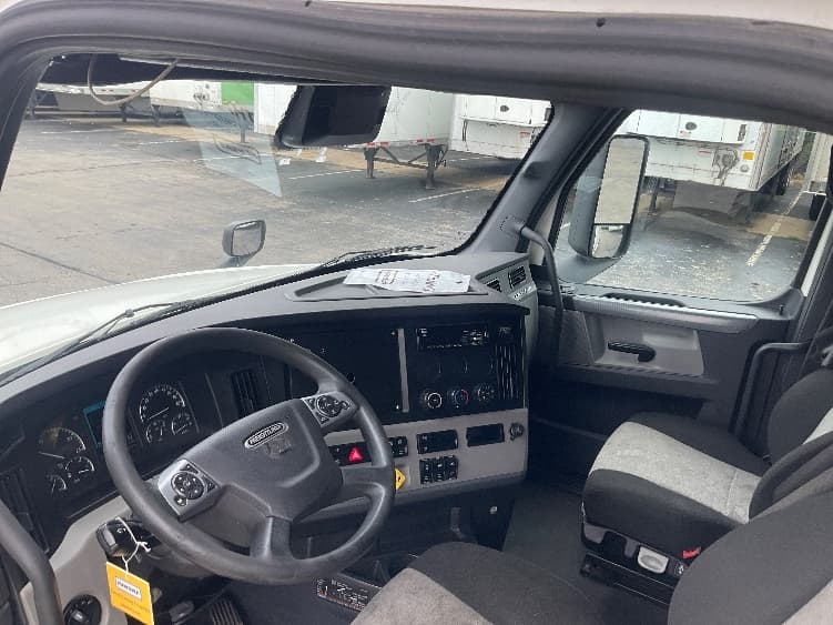 2021 Freightliner Cascadia in Dayton, OH — photo 9