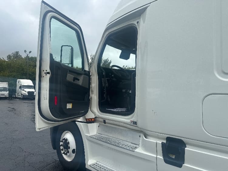 2021 Freightliner Cascadia in Greensboro, NC — photo 9