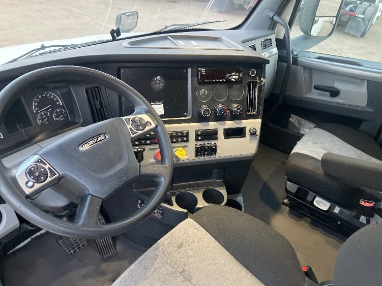 2021 Freightliner Cascadia in Fontana, CA — photo 10