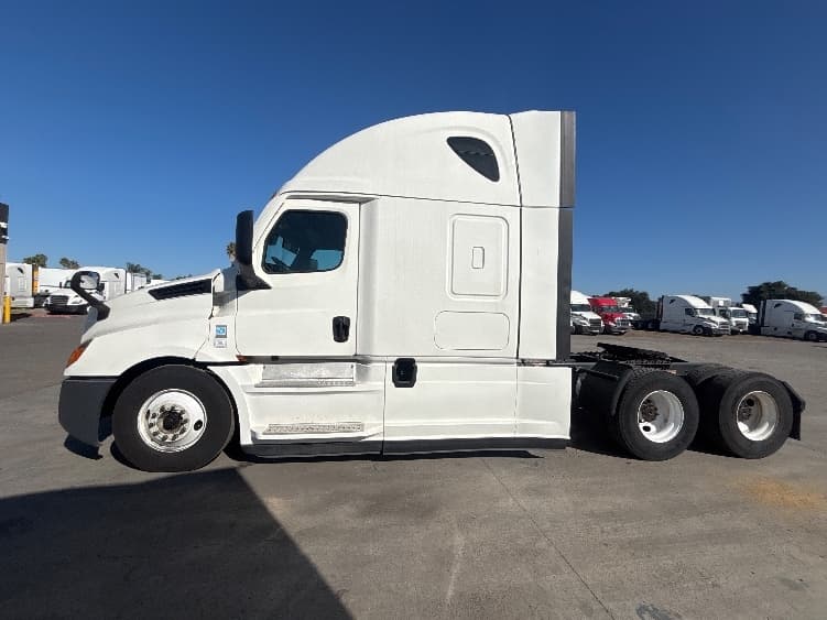 2021 Freightliner Cascadia in Fontana, CA — photo 4