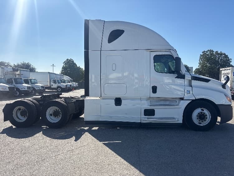 2021 Freightliner Cascadia in Fontana, CA — photo 8
