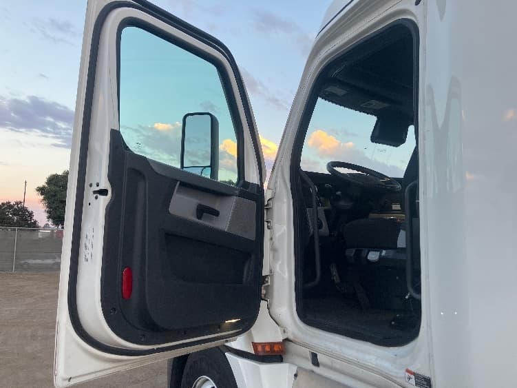 2021 Freightliner Cascadia in Fontana, CA — photo 9