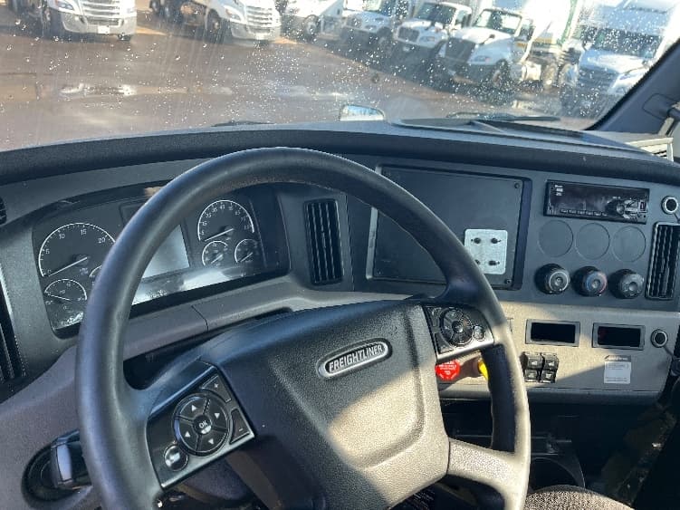 2020 Freightliner Cascadia in Middlefield, OH — photo 10
