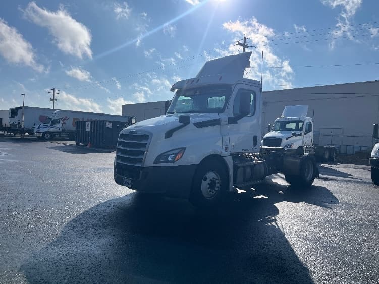 2020 Freightliner Cascadia in Middlefield, OH — photo 3