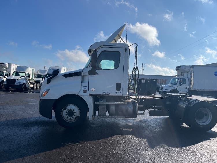 2020 Freightliner Cascadia in Middlefield, OH — photo 4