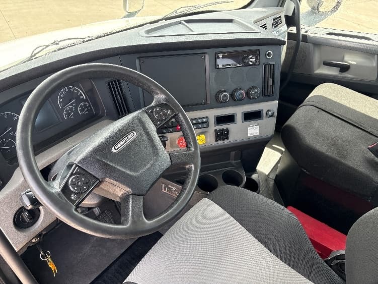 2020 Freightliner Cascadia in Fort Worth, TX — photo 10