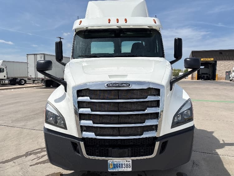 2020 Freightliner Cascadia in Fort Worth, TX — photo 2