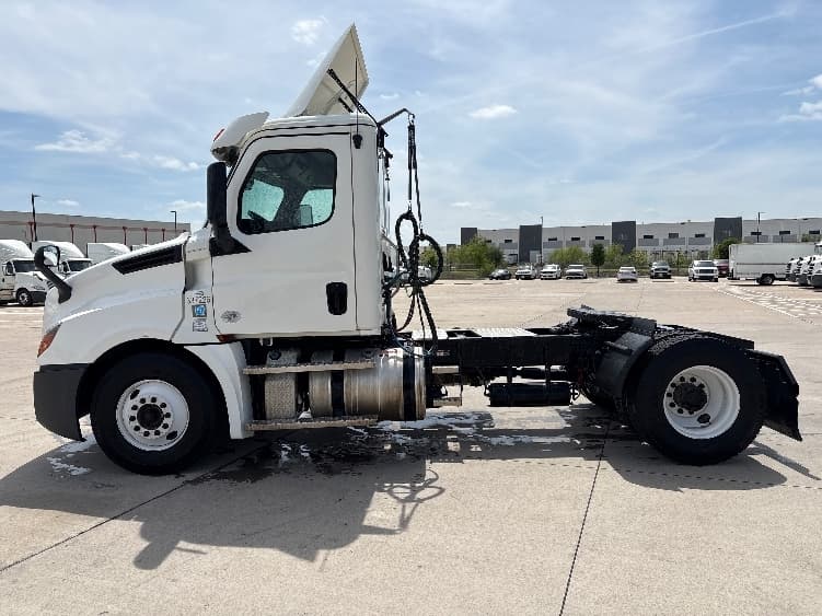 2020 Freightliner Cascadia in Fort Worth, TX — photo 4