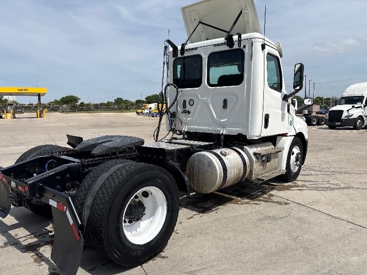2020 Freightliner Cascadia in Fort Worth, TX — photo 7