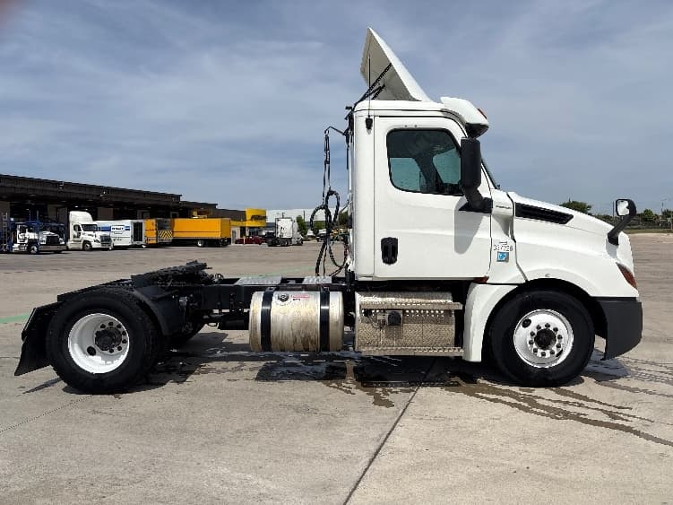 2020 Freightliner Cascadia in Fort Worth, TX — photo 8