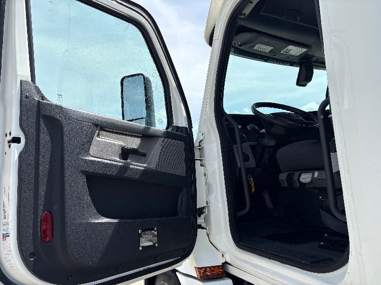 2020 Freightliner Cascadia in Fort Worth, TX — photo 9