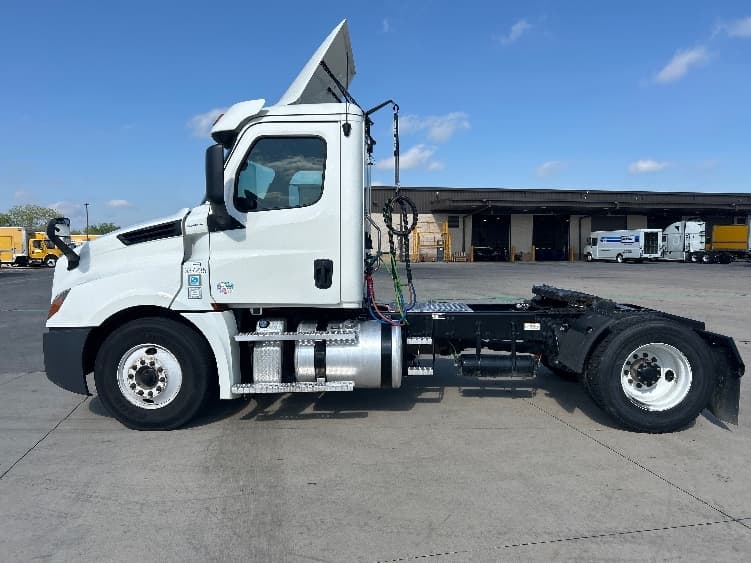 2020 Freightliner Cascadia in Fort Worth, TX — photo 4