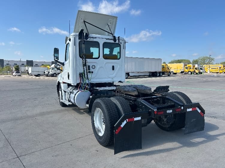 2020 Freightliner Cascadia in Fort Worth, TX — photo 5