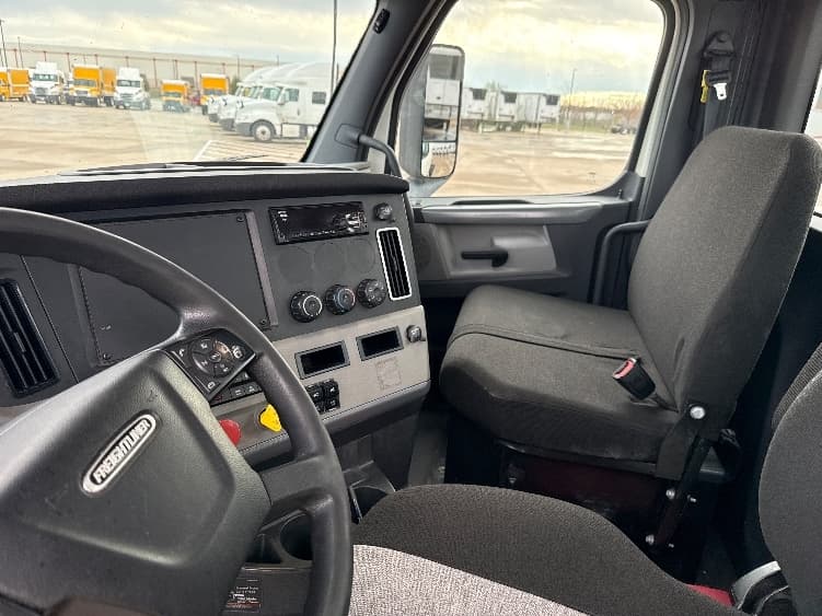 2020 Freightliner Cascadia in Fort Worth, TX — photo 10