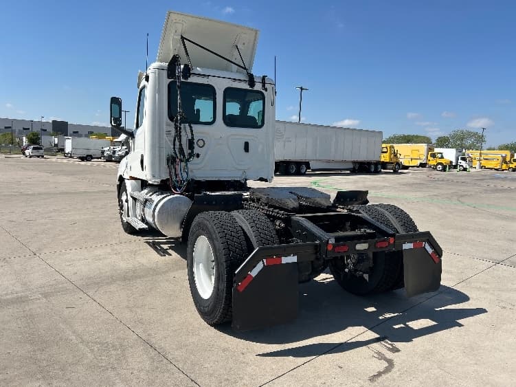 2020 Freightliner Cascadia in Fort Worth, TX — photo 5