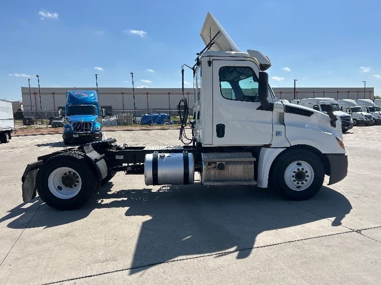 2020 Freightliner Cascadia in Fort Worth, TX — photo 8
