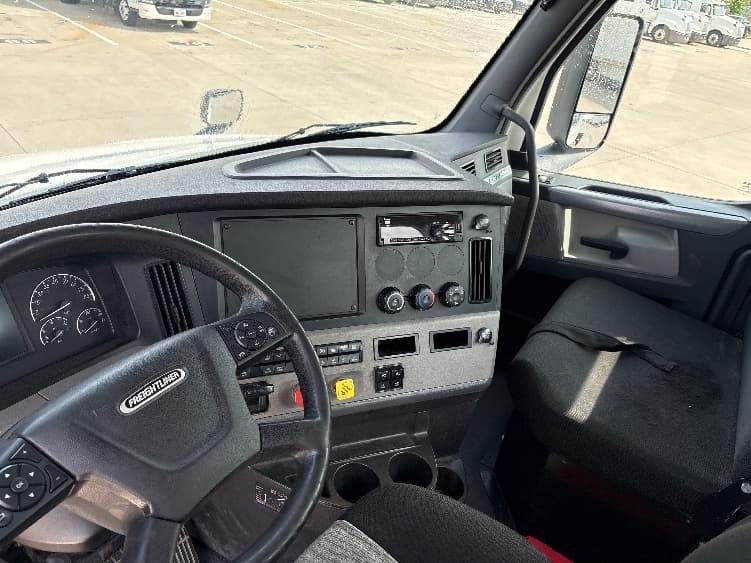 2020 Freightliner Cascadia in Dallas, TX — photo 10