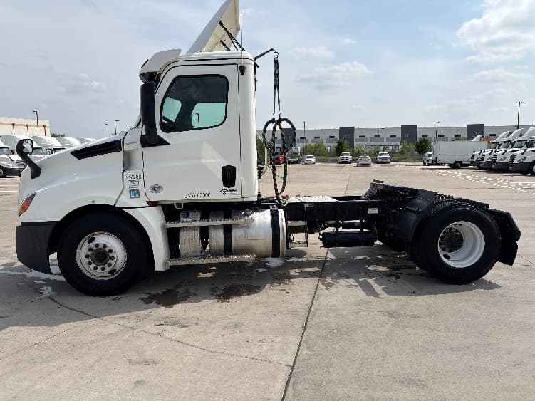 2020 Freightliner Cascadia in Dallas, TX — photo 4