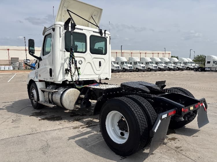 2020 Freightliner Cascadia in Dallas, TX — photo 5