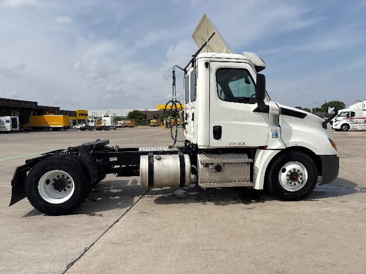 2020 Freightliner Cascadia in Dallas, TX — photo 8