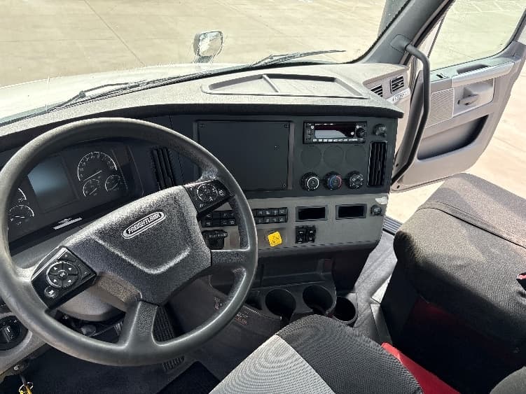 2020 Freightliner Cascadia in Fort Worth, TX — photo 10