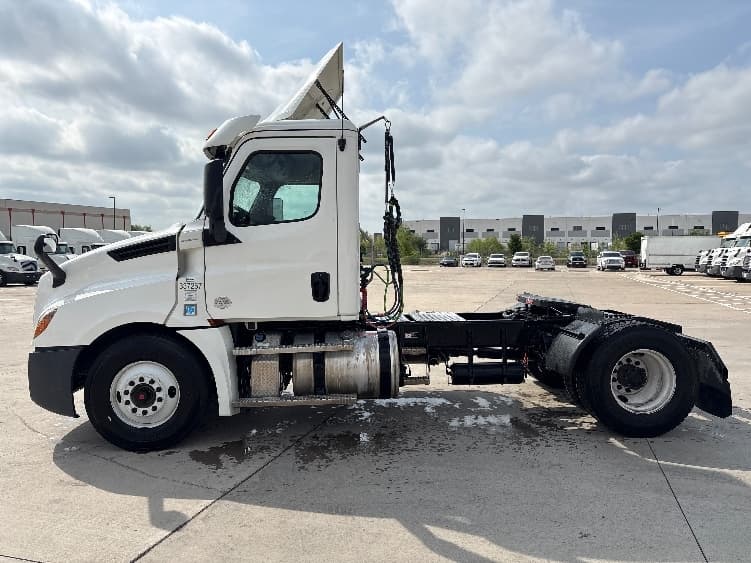 2020 Freightliner Cascadia in Fort Worth, TX — photo 4