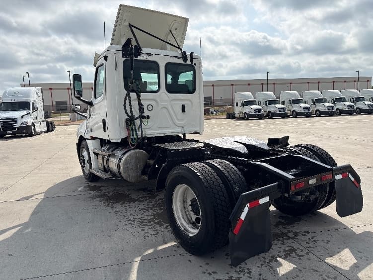 2020 Freightliner Cascadia in Fort Worth, TX — photo 5