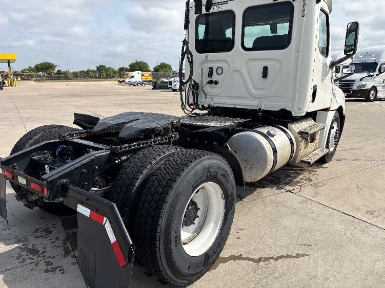 2020 Freightliner Cascadia in Fort Worth, TX — photo 7