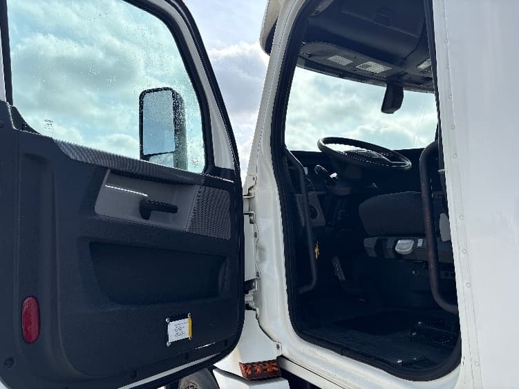 2020 Freightliner Cascadia in Fort Worth, TX — photo 9