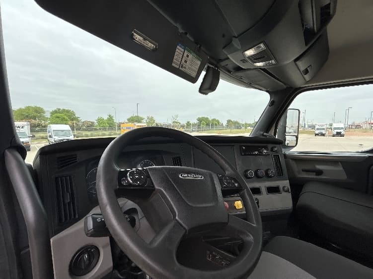 2020 Freightliner Cascadia in Fort Worth, TX — photo 10