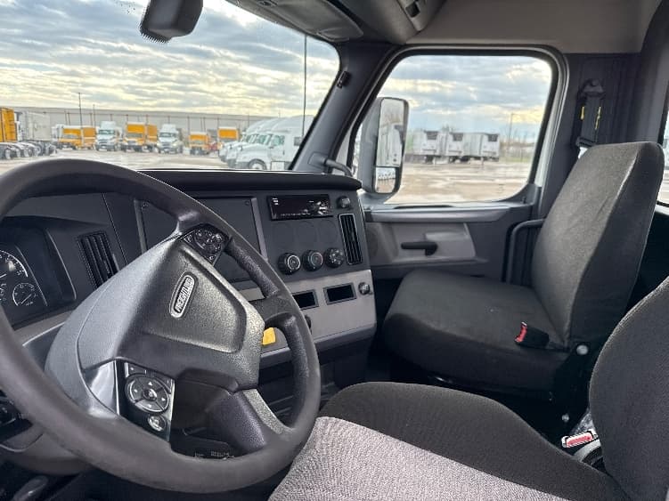 2020 Freightliner Cascadia in Fort Worth, TX — photo 10