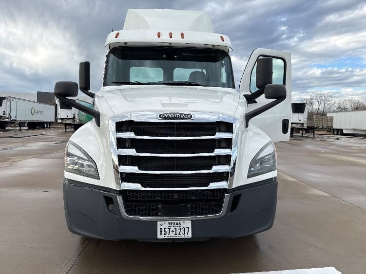 2020 Freightliner Cascadia in Fort Worth, TX — photo 2