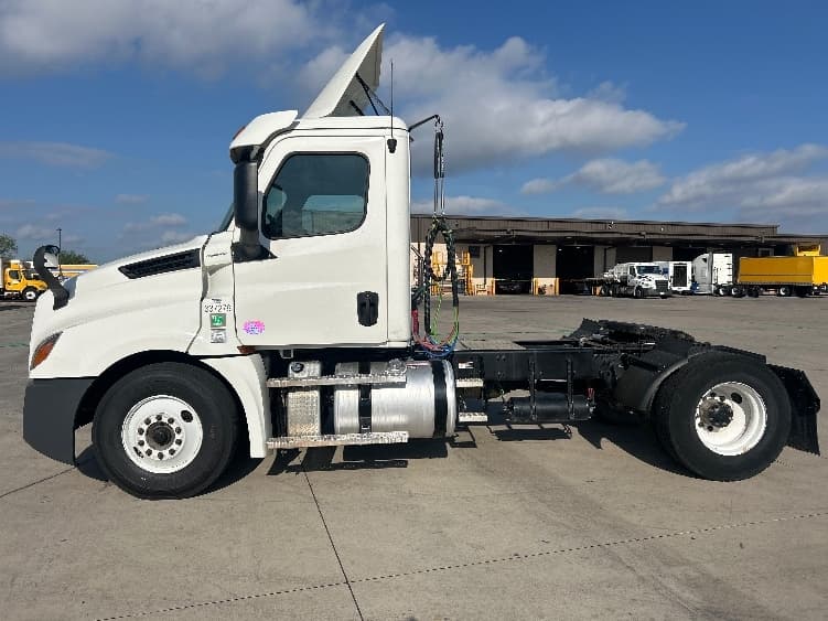 2020 Freightliner Cascadia in Fort Worth, TX — photo 4