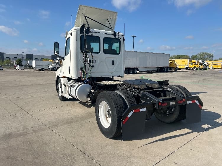 2020 Freightliner Cascadia in Fort Worth, TX — photo 5