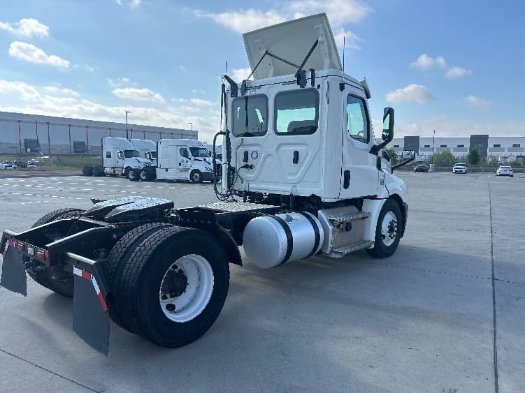 2020 Freightliner Cascadia in Fort Worth, TX — photo 7