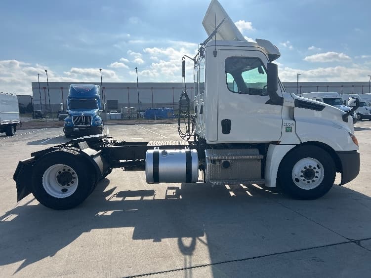 2020 Freightliner Cascadia in Fort Worth, TX — photo 8