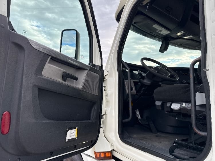 2020 Freightliner Cascadia in Fort Worth, TX — photo 9