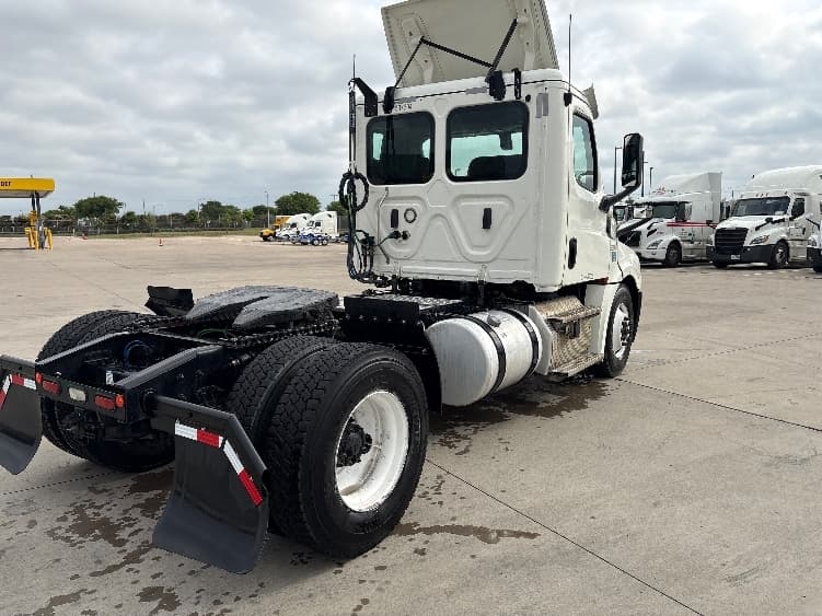 2020 Freightliner Cascadia in Fort Worth, TX — photo 7