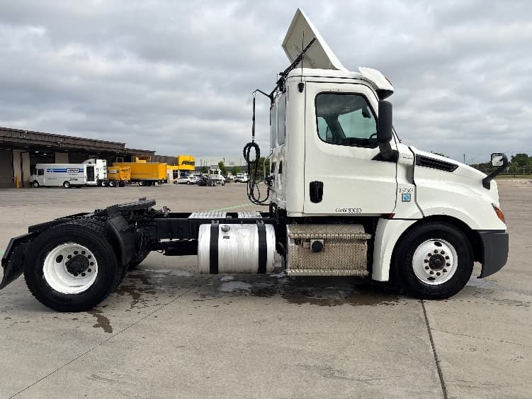 2020 Freightliner Cascadia in Fort Worth, TX — photo 8